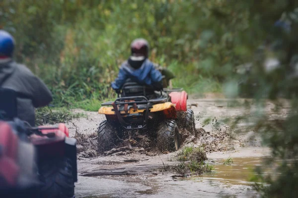 オフロードトラック Atv車両の運転のプロセス上の車に乗るライダーのグループは すべての地形クワッドバイク車は オフロード競争中に ムーを横断 — ストック写真