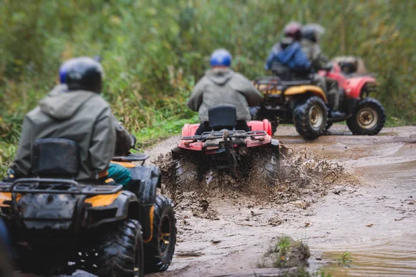 オフロードトラック Atv車両の運転のプロセス上の車に乗るライダーのグループは すべての地形クワッドバイク車は オフロード競争中に ムーを横断 — ストック写真