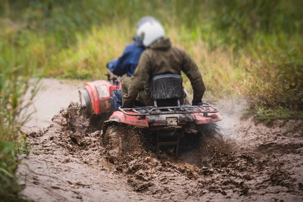 オフロードトラック Atv車両の運転のプロセス上の車に乗るライダーのグループは すべての地形クワッドバイク車は オフロード競争中に ムーを横断 — ストック写真