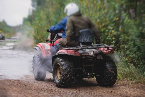 Gruppe Von Reitern Die Geländewagen Auf Geländewagen Fahren Geländequad Geländewagen — Stockfoto