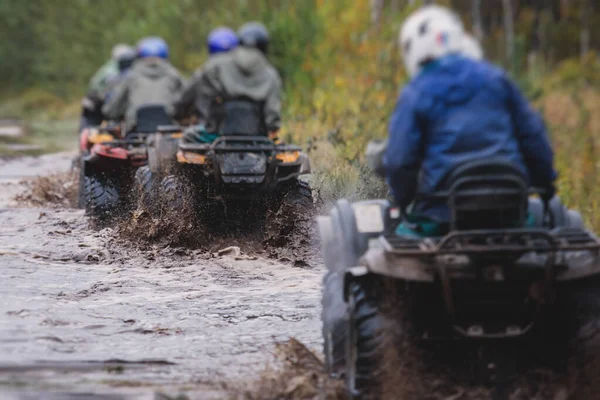 Grupo Pilotos Montando Veículo Atv Road Track Processo Condução Veículo — Fotografia de Stock