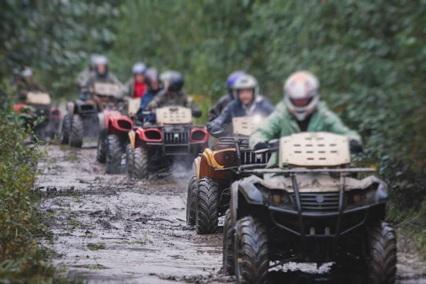 オフロードトラック Atv車両の運転のプロセス上の車に乗るライダーのグループは すべての地形クワッドバイク車は オフロード競争中に ムーを横断 — ストック写真