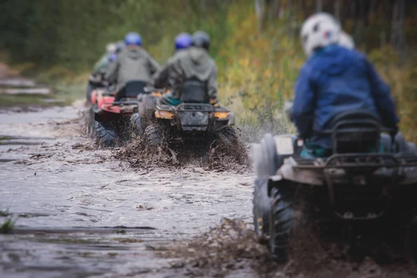 Grupo Pilotos Montando Veículo Atv Road Track Processo Condução Veículo — Fotografia de Stock