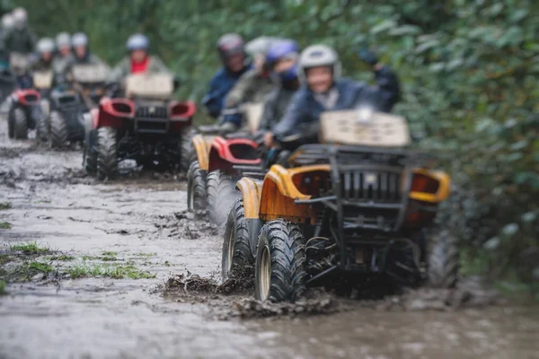 オフロードトラック Atv車両の運転のプロセス上の車に乗るライダーのグループは すべての地形クワッドバイク車は オフロード競争中に ムーを横断 — ストック写真