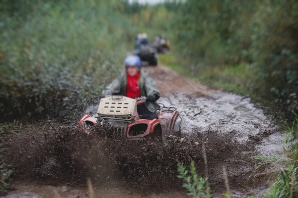 ATV aracını off road yolunda süren bir grup sürücü, ATV aracını sürme süreci, tüm arazi motorlu aracı, off-road yarışması sırasında, mu mu 'yu geçerken,