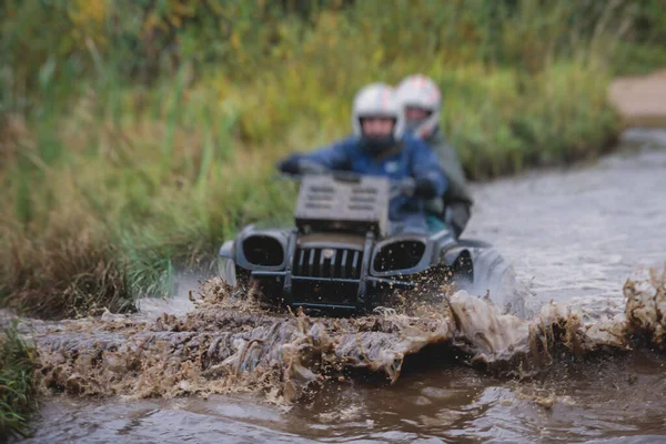 Grupo Pilotos Montando Veículo Atv Road Track Processo Condução Veículo — Fotografia de Stock