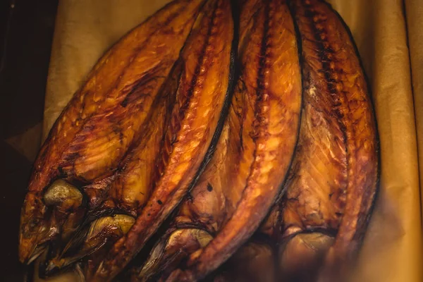 カリニングラード州の魚市場での販売のためのさまざまな冷たいホットスモーク魚の品揃え Oブラスト ロシア — ストック写真