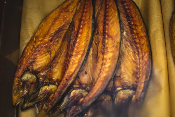 カリニングラード州の魚市場での販売のためのさまざまな冷たいホットスモーク魚の品揃え Oブラスト ロシア — ストック写真