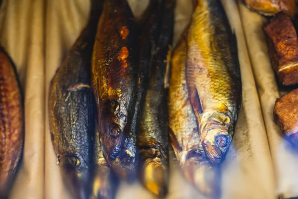 Różnorodny Asortyment Różnych Ryb Wędzonych Zimno Sprzedaż Rynku Rybnym Obwodzie — Zdjęcie stockowe