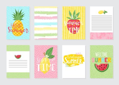 Vektör kümesi aydınlık yaz. Güzel yaz posterler ile muz palmiye yaprakları, ifadeler. Günlük kartlar.