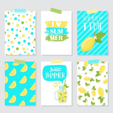 Vektör kümesi aydınlık yaz. Güzel yaz posterler limon, palmiye yaprakları ve yazılı metin el. Günlük kartlar.