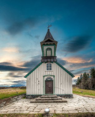 İki tektonik levhanın birbirinden ayrılmasıyla oluşan dik vadi olan kayalık uçurumlar ve çatlaklar. Selfoss.-