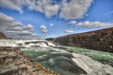 Gullfoss, Amblematik basamaklı şelale Hvita Nehri 'nin dirseğinde yer alıyor. İzlanda.
