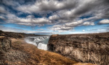 Gullfoss, Amblematik basamaklı şelale Hvita Nehri 'nin dirseğinde yer alıyor. İzlanda.