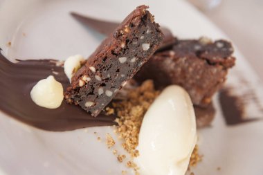 Dondurmalı çikolatalı kek.