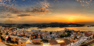 Eski İbiza şehrinin genel manzarası.