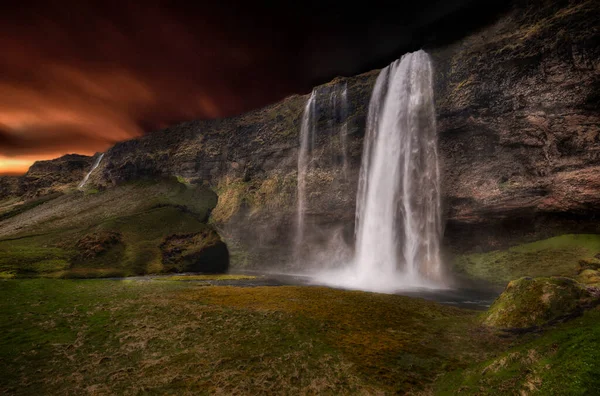 Seljalandsfoss Seljalandsfoss Βρίσκεται Στη Νότια Περιοχή Της Ισλανδίας Ακριβώς Έξω — Φωτογραφία Αρχείου