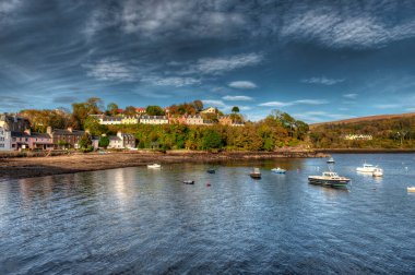 Portree şehir manzarası - İskoçya