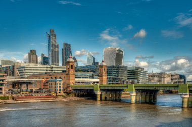 İngiltere ve Birleşik Krallık 'ın başkenti olan Londra, Roma dönemine dayanan bir tarihi olan 21. yüzyıl şehridir. Merkezinde heybetli Parlamento Sarayı, ikonik 