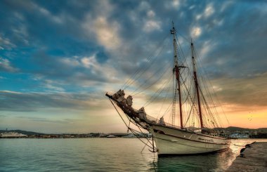 İbiza, İspanya 'nın Akdeniz' de bulunan bir takımadasıdır. Hayat dolu gece hayatıyla bilinir..