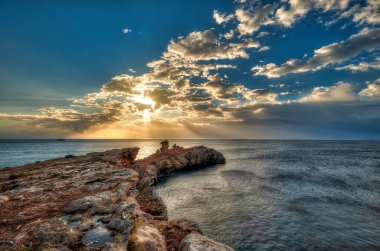 Cala Roja 'nın Cap Martinet' in yanındaki küçük banyo alanı gizli yerler aşıkları için bir başka sığınak. Plaj, küçük bir patikadan geçerek karadan ulaşılabilir ve küçük olmasına rağmen çevredeki kentleşmiş bir alana çok yakındır.
