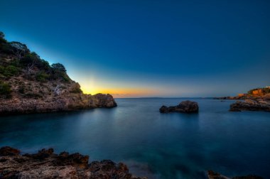 Cala olivera - Orman ve zümrüt renginde saydam sularla çevrili küçük ve hoş bir bakir koy.