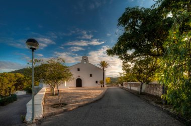 Al igual que muchas playas de Ibiza, Cala San Vicente se define por su forma curvada y fina arena dorada, sus aguas cristalinas.