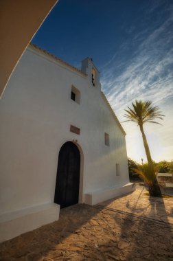 Al igual que muchas playas de Ibiza, Cala San Vicente se define por su forma curvada y fina arena dorada, sus aguas cristalinas. clipart