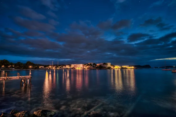 Turystyczne Miasteczko Plażą Can Znajduje Się Santa Eulalia Del Wschodniej — Zdjęcie stockowe