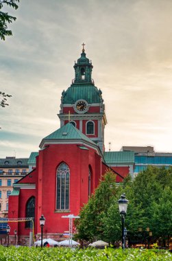İsveç 'in başkenti Stockholm, Baltık Denizi' nde geniş bir takımada halinde 14 ada ve 50 'den fazla köprüyü kapsar..