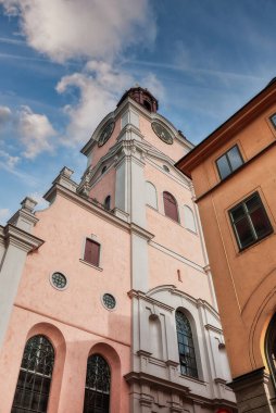 İsveç 'in başkenti Stockholm, Baltık Denizi' nde geniş bir takımada halinde 14 ada ve 50 'den fazla köprüyü kapsar..