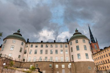 İsveç 'in başkenti Stockholm, Baltık Denizi' nde geniş bir takımada halinde 14 ada ve 50 'den fazla köprüyü kapsar..