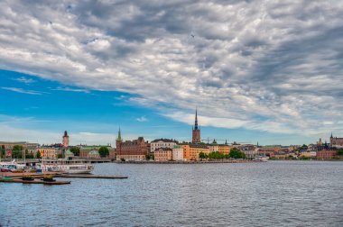 İsveç 'in başkenti Stockholm, Baltık Denizi' nde geniş bir takımada halinde 14 ada ve 50 'den fazla köprüyü kapsar..