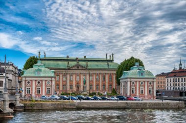 İsveç 'in başkenti Stockholm, Baltık Denizi' nde geniş bir takımada halinde 14 ada ve 50 'den fazla köprüyü kapsar..