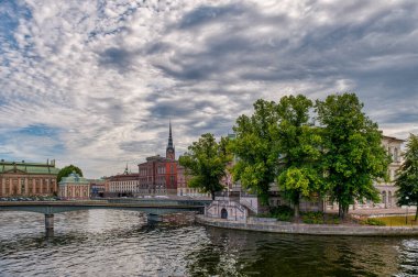 İsveç 'in başkenti Stockholm, Baltık Denizi' nde geniş bir takımada halinde 14 ada ve 50 'den fazla köprüyü kapsar..