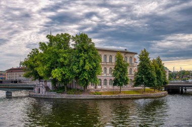 İsveç 'in başkenti Stockholm, Baltık Denizi' nde geniş bir takımada halinde 14 ada ve 50 'den fazla köprüyü kapsar..