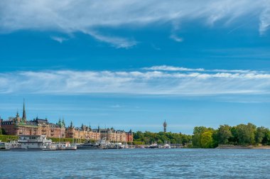 İsveç 'in başkenti Stockholm, Baltık Denizi' nde geniş bir takımada halinde 14 ada ve 50 'den fazla köprüyü kapsar..