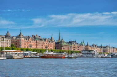İsveç 'in başkenti Stockholm, Baltık Denizi' nde geniş bir takımada halinde 14 ada ve 50 'den fazla köprüyü kapsar..