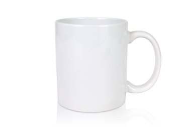 11 ons. Kahve fincanı, kahve fincanının etrafını kesen beyaz arka planda dinleniyor..