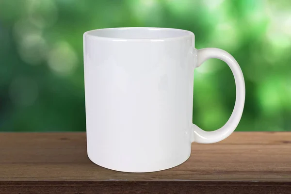 11Oz コーヒーカップは素朴な木のテーブルの上に置かれています柔らかいボケの性質の背景 — ストック写真
