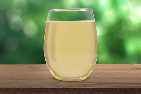 Vinho Stemless Preenchido Com Vinho Branco Topo Uma Mesa Madeira — Fotografia de Stock