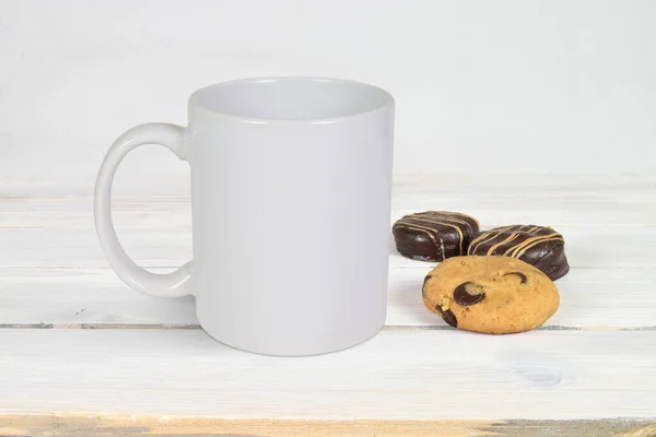 11盎司 有饼干的咖啡杯 放在白色的木制背景上 — 图库照片