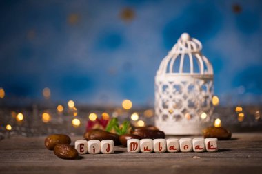 Kutlama Eid Mubarak ahşap dices oluşur. Portre