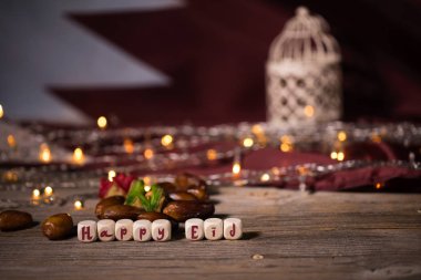 Kutlama mutlu bayram ahşap dices oluşur. Katar bayrağı arka planda.