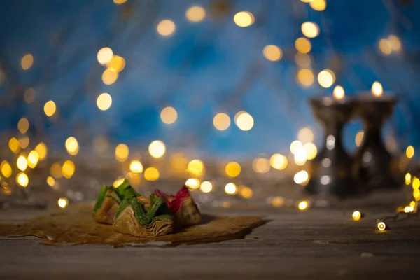 Arabische Snoepjes Een Houten Oppervlak Kaarsenbakjes Nachtlampje Blauwe Nachthemel Met — Stockfoto