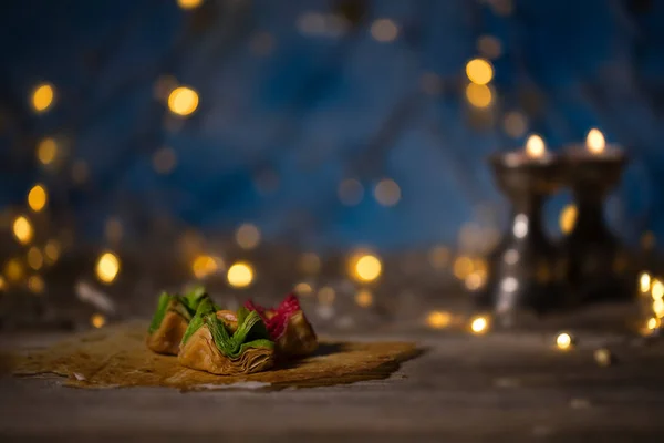 Arabische Snoepjes Een Houten Oppervlak Kaarsenbakjes Nachtlampje Blauwe Nachthemel Met — Stockfoto