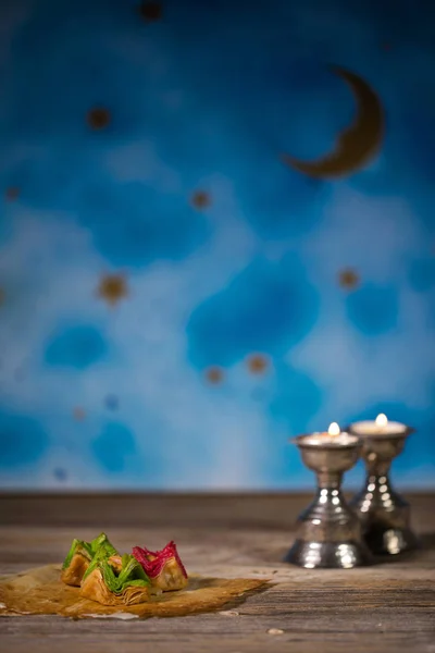 Arabische Süßigkeiten Auf Einer Holzoberfläche Kerzenständer Nachtlicht Und Nachtblauer Himmel — Stockfoto
