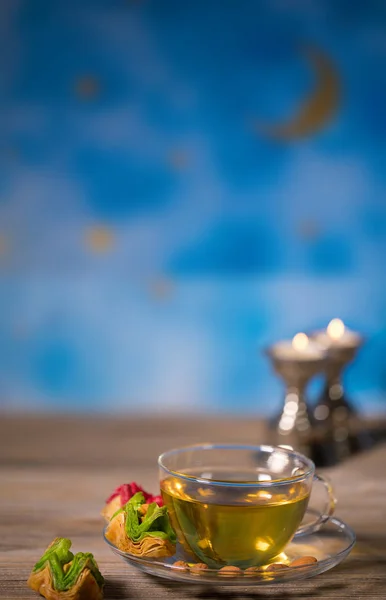 Чай Стеклянной Чашке Арабскими Сладостями Деревянной Поверхности Ночь Голубое Небо — стоковое фото