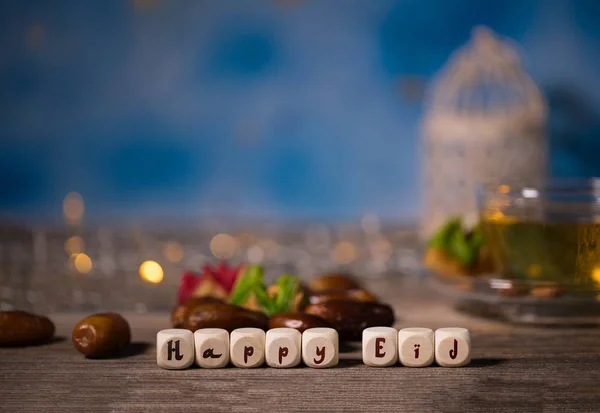 祝贺欢乐开斋节由木制丁组成 杯茶和日期在背景 — 图库照片