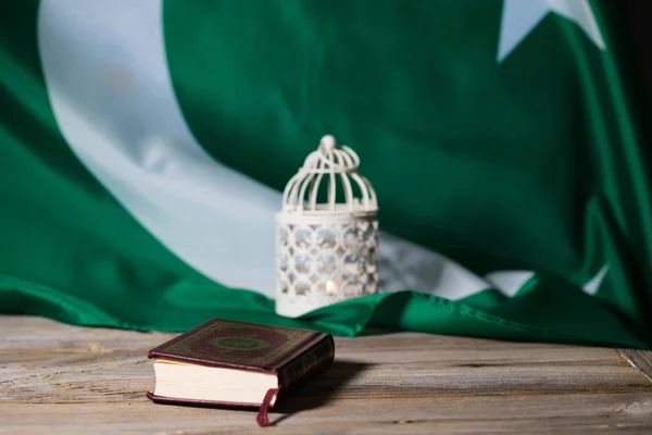 Libro Sagrado Del Corán Sobre Una Superficie Madera Bandera Pakistán — Foto de Stock